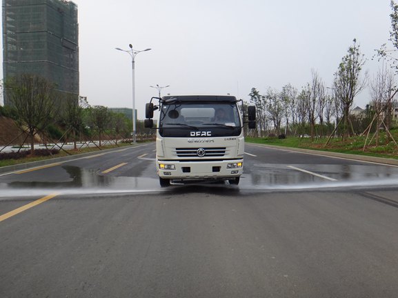 東風(fēng)多利卡7-9噸灑水車(chē)圖片