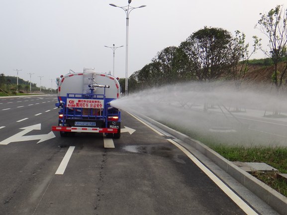 東風(fēng)多利卡7-9噸灑水車(chē)圖片