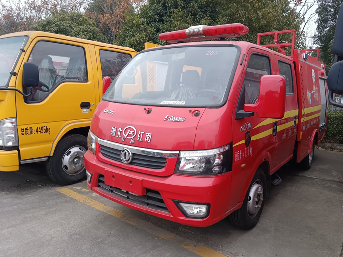 5噸消防灑水車(chē)_油庫貨場(chǎng)港口碼頭消防車(chē)_2.5-5噸泡沫消防車(chē)現車(chē)報價(jià)